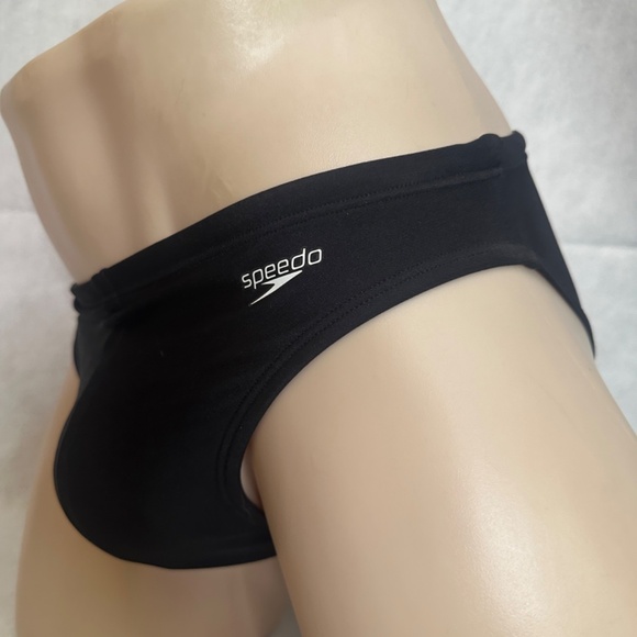 Speedo Low Rise Swimsuit 28" waist Gently worn 74% nylon/26% spandex - Picture 2 of 5